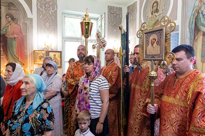 Божественная литургия в храме во имя великомученика и целителя Пантелеимона г. Саратова