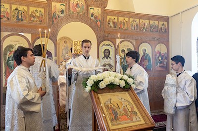 Божественная литургия в храме во имя святого праведного Лазаря Четверодневного на Новоелшанском кладбище г. Саратова