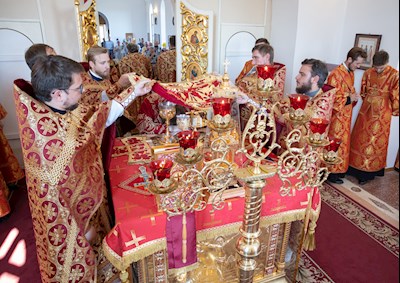 Митрополит Игнатий совершил Божественную литургию в храме Святых Царственных страстотерпцев поселка Дубки