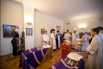 Совершена панихида по саратовским святителям