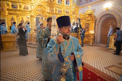 Митрополит Игнатий совершил Божественную литургию в Свято-Троицком кафедральном соборе Саратова