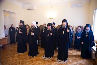 Архиереи Саратовской митрополии почтили память архиепископа Пимена и всех саратовских архиереев
