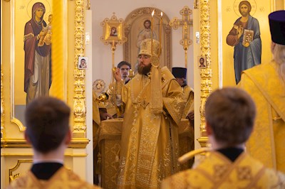 Митрополит Игнатий совершил Божественную литургию в Свято-Никольском храме с. Октябрьский Городок