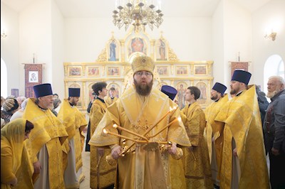 Митрополит Игнатий совершил Божественную литургию в Трехсвятительском храме г. Саратова
