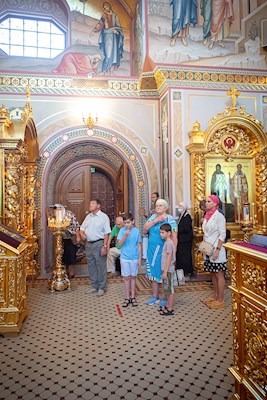 Митрополит Игнатий совершил Божественную литургию в Свято-Троицком кафедральном соборе Саратова