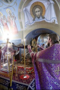 Крещальная литургия в Свято-Троицком соборе Саратова