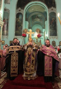 Всенощное бдение c Чином Воздвижения Креста в Духосошественском соборе города Саратова