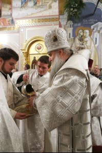 Митрополит Лонгин совершил Рождественское ночное богослужение