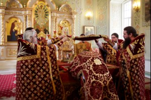 Божественная литургия в храме в честь Покрова Пресвятой Богородицы города Саратова
