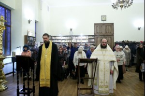 Божественная литургия на Архиерейском подворье — храме во имя преподобного Серафима Саровского г.Саратова