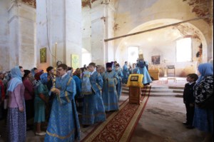 Божественная литургия в храме в честь Покрова Пресвятой Богородицы села Сокур Татищевского района