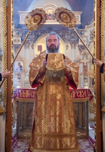 Архиепископ Элистинский и Калмыцкий Юстиниан совершил Божественную литургию и панихиду в Духосошественском храме г. Саратова