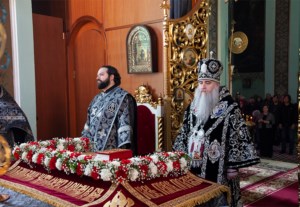 Вечерня с выносом Плащаницы Спасителя в храме в честь Сошествия Святого Духа города Саратова