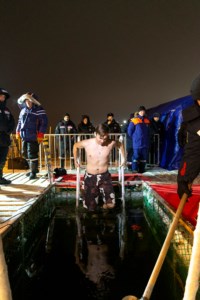Клирики Саратовской епархии совершили освящение воды в открытых водоемах