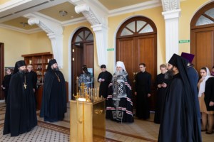 Уставное богослужение на Архиерейском подворье — в храме во имя святого апостола и евангелиста Иоанна Богослова при СПДС