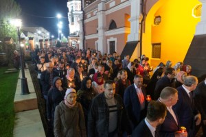 Митрополит Лонгин совершил пасхальное богослужение