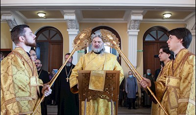 Божественная литургия на Архиерейском подворье — в храме во имя святого апостола и евангелиста Иоанна Богослова при СПДС