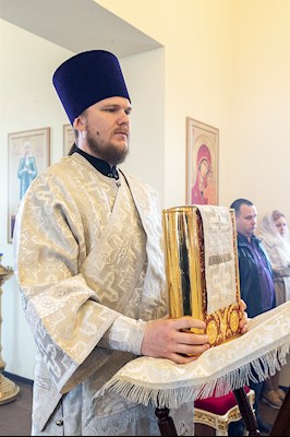 Божественная литургия в храме во имя святого праведного Лазаря Четверодневного на Новоелшанском кладбище г. Саратова