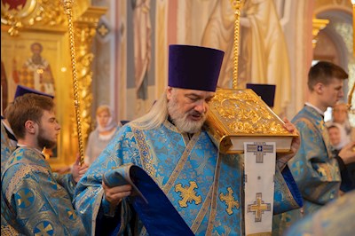 Митрополит Игнатий совершил Божественную литургию в Свято-Троицком кафедральном соборе Саратова