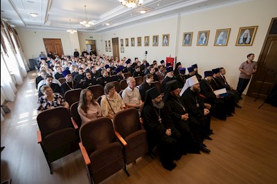 Митрополит Игнатий вручил дипломы выпускникам СПДС