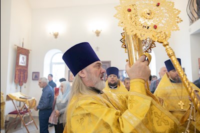 Митрополит Игнатий совершил Божественную литургию в Трехсвятительском храме г. Саратова