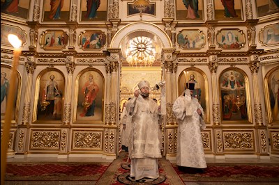 Митрополит Игнатий совершил Великую вечерню в соединении с Литургией святителя Василия Великого и чин Великого освящения воды в Покровском соборе г. Саратова