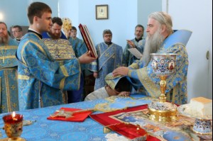 Божественная литургия в храме в честь Покрова Пресвятой Богородицы города Петровска