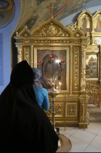 Вечернее богослужение с чтением акафиста Пресвятой Богородице в Свято-Троицком соборе Саратова