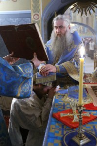 Божественная литургия в Свято-Троицком соборе Саратова