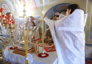 Крещальная литургия в Свято-Троицком кафедральном соборе города Саратова