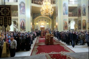 В Великий Четверг Митрополит Лонгин совершил Литургию Василия Великого и Чин умовения ног