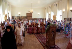 Божественная литургия на Архиерейском подворье — храме во имя преподобного Серафима Саровского города Саратова