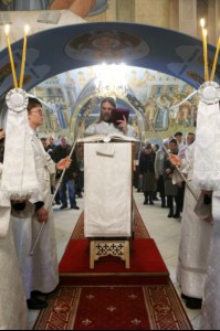 Митрополит Лонгин совершил Царские часы, Изобразительны, Великую вечерню и Крещальную литургию в Свято-Троицком кафедральном соборе Саратова