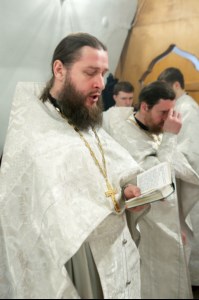Божественная литургия и панихида в храме во имя святителя и чудотворца Николая на Елшанском кладбище г. Саратова