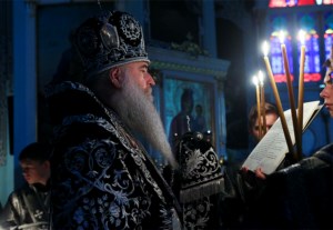 Митрополит Лонгин совершил вечерню с выносом Плащаницы