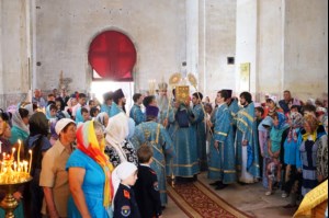 Божественная литургия в храме в честь Покрова Пресвятой Богородицы села Сокур Татищевского района