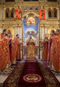 Архиепископ Элистинский и Калмыцкий Юстиниан совершил Божественную литургию и панихиду в Духосошественском храме г. Саратова
