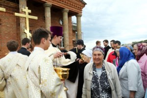 Митрополит Лонгин совершил чин освящения крестов и куполов строящегося храма во имя новомучеников и исповедников Саратовских г. Саратова