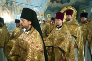 Митрополит Лонгин и Епископ Пахомий совершили Божественную литургию в Троицком соборе и молебен перед главной святыней Саратовской земли — образом Спаса Нерукотворного