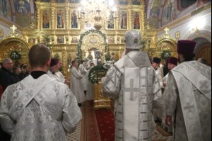 Митрополит Лонгин совершил Рождественское ночное богослужение