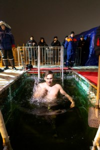 Клирики Саратовской епархии совершили освящение воды в открытых водоемах