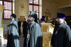 Литургия Преждеосвященных Даров на Архиерейском подворье — в храме святого апостола и евангелиста Иоанна Богослова