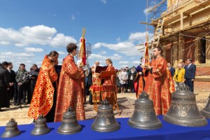 Митрополит Лонгин освятил колокола Свято-Никольского храма села Октябрьский Городок