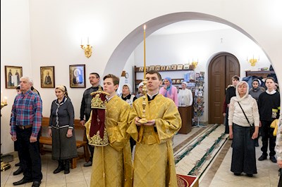 Божественная литургия в храме в честь святителя Иоанна Златоуста в п. Зональный г. Саратова