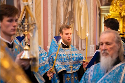 Митрополит Игнатий совершил вечернее богослужение с чтением акафиста Пресвятой Богородице в Свято-Троицком кафедральном соборе г. Саратова