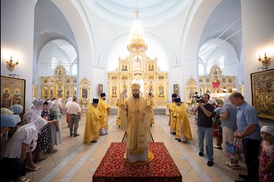 Митрополит Игнатий совершил Божественную литургию в храме Покрова Пресвятой Богородицы г. Петровска
