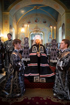 Митрополит Игнатий совершил великое повечерие с чтением Великого покаянного канона преподобного Андрея Критского в Покровском соборе г. Саратова