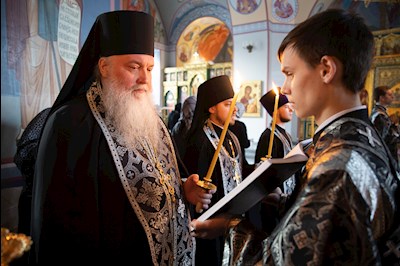 Митрополит Игнатий совершил великое повечерие с чтением Великого покаянного канона преподобного Андрея Критского в Свято-Никольском мужском монастыре г. Саратова