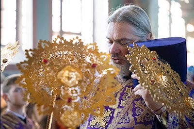 Митрополит Игнатий совершил Божественную литургию в Крестовоздвиженском храме г. Хвалынска
