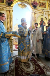 Божественная литургия в храме в честь Покрова Пресвятой Богородицы города Петровска